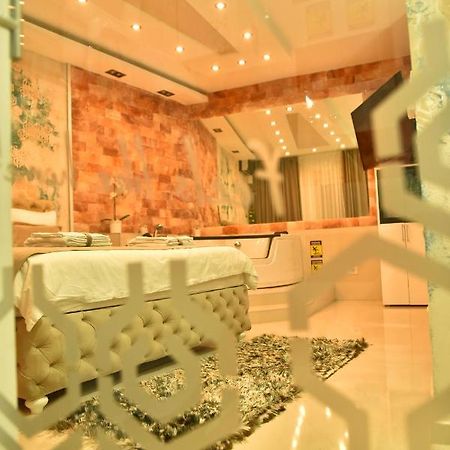 Design Apartment Premium Spa Lux 4 Star "Dubai" Completely Private Wellness & Spa Free Included Sauna & Jacuzzi & Salt Wall & Fire Place & 3D Ceilings & Business Wifi & Netflix & Keyless Code Entry & Full Smart App & Secure 2 Parking Place Чуприя Екстер'єр фото