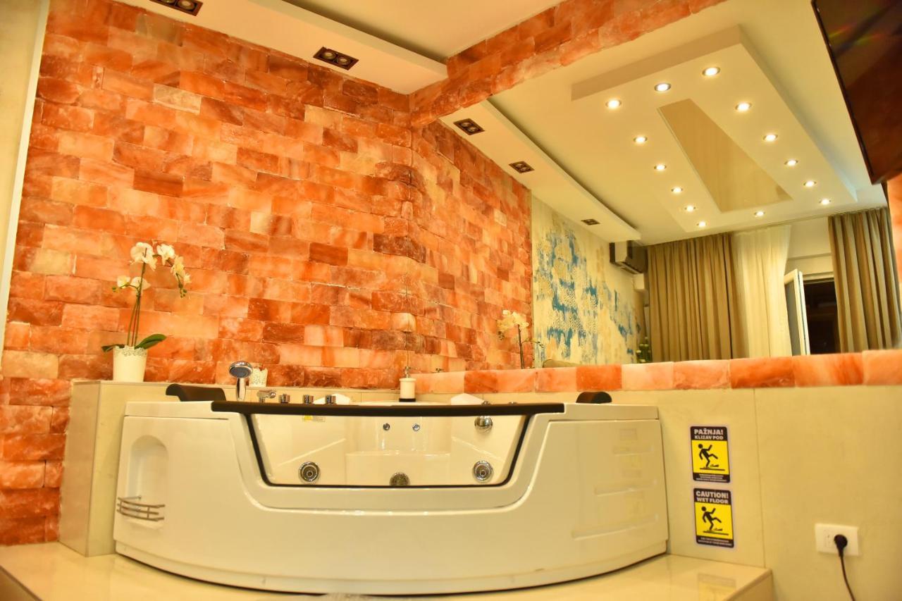 Design Apartment Premium Spa Lux 4 Star "Dubai" Completely Private Wellness & Spa Free Included Sauna & Jacuzzi & Salt Wall & Fire Place & 3D Ceilings & Business Wifi & Netflix & Keyless Code Entry & Full Smart App & Secure 2 Parking Place Чуприя Екстер'єр фото