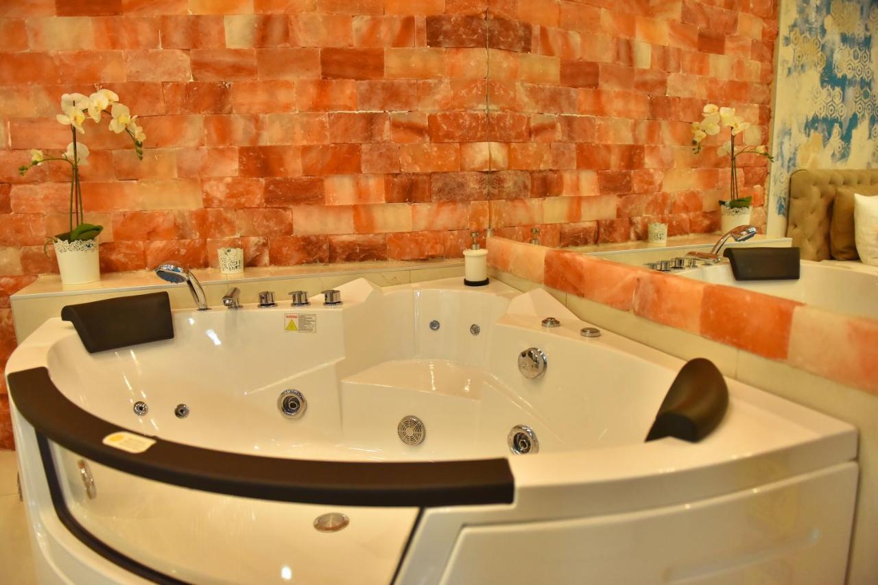 Design Apartment Premium Spa Lux 4 Star "Dubai" Completely Private Wellness & Spa Free Included Sauna & Jacuzzi & Salt Wall & Fire Place & 3D Ceilings & Business Wifi & Netflix & Keyless Code Entry & Full Smart App & Secure 2 Parking Place Чуприя Екстер'єр фото