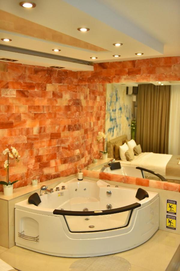 Design Apartment Premium Spa Lux 4 Star "Dubai" Completely Private Wellness & Spa Free Included Sauna & Jacuzzi & Salt Wall & Fire Place & 3D Ceilings & Business Wifi & Netflix & Keyless Code Entry & Full Smart App & Secure 2 Parking Place Чуприя Екстер'єр фото