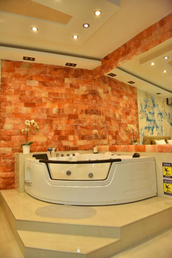 Design Apartment Premium Spa Lux 4 Star "Dubai" Completely Private Wellness & Spa Free Included Sauna & Jacuzzi & Salt Wall & Fire Place & 3D Ceilings & Business Wifi & Netflix & Keyless Code Entry & Full Smart App & Secure 2 Parking Place Чуприя Екстер'єр фото