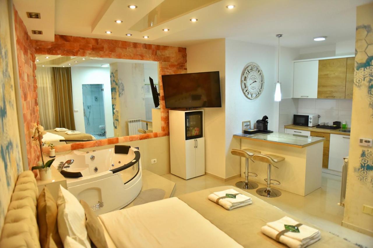 Design Apartment Premium Spa Lux 4 Star "Dubai" Completely Private Wellness & Spa Free Included Sauna & Jacuzzi & Salt Wall & Fire Place & 3D Ceilings & Business Wifi & Netflix & Keyless Code Entry & Full Smart App & Secure 2 Parking Place Чуприя Екстер'єр фото