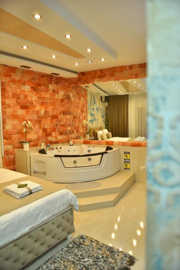 Design Apartment Premium Spa Lux 4 Star "Dubai" Completely Private Wellness & Spa Free Included Sauna & Jacuzzi & Salt Wall & Fire Place & 3D Ceilings & Business Wifi & Netflix & Keyless Code Entry & Full Smart App & Secure 2 Parking Place Чуприя Екстер'єр фото