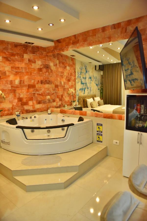 Design Apartment Premium Spa Lux 4 Star "Dubai" Completely Private Wellness & Spa Free Included Sauna & Jacuzzi & Salt Wall & Fire Place & 3D Ceilings & Business Wifi & Netflix & Keyless Code Entry & Full Smart App & Secure 2 Parking Place Чуприя Екстер'єр фото