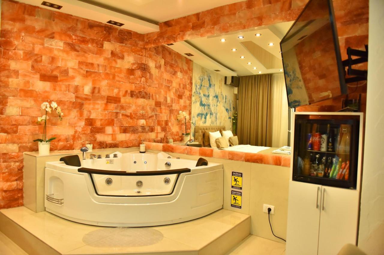 Design Apartment Premium Spa Lux 4 Star "Dubai" Completely Private Wellness & Spa Free Included Sauna & Jacuzzi & Salt Wall & Fire Place & 3D Ceilings & Business Wifi & Netflix & Keyless Code Entry & Full Smart App & Secure 2 Parking Place Чуприя Екстер'єр фото