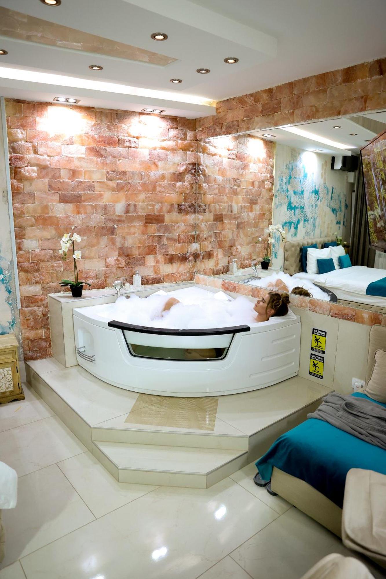 Design Apartment Premium Spa Lux 4 Star "Dubai" Completely Private Wellness & Spa Free Included Sauna & Jacuzzi & Salt Wall & Fire Place & 3D Ceilings & Business Wifi & Netflix & Keyless Code Entry & Full Smart App & Secure 2 Parking Place Чуприя Екстер'єр фото
